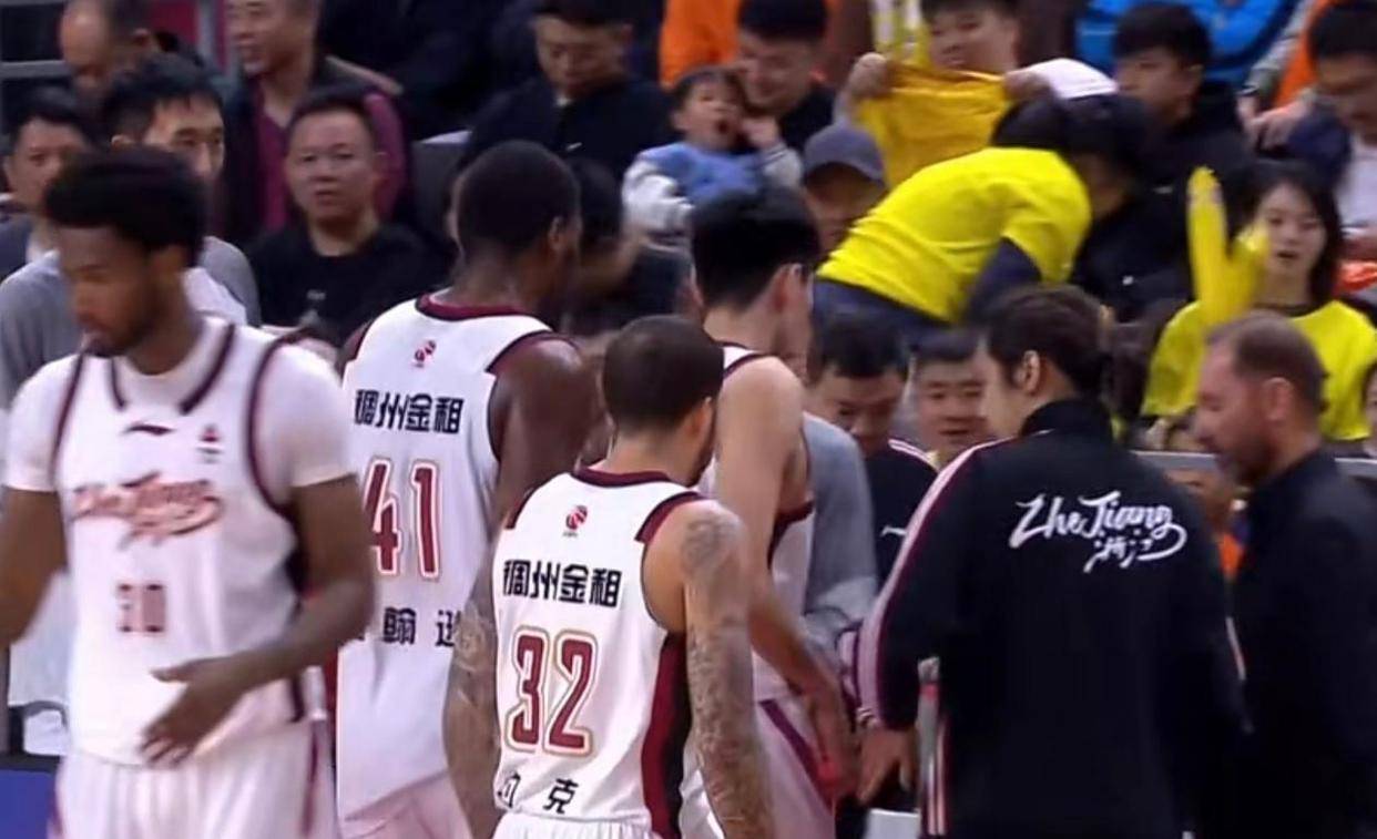 篮球比赛惊现压哨绝杀,主场球迷疯狂欢呼的简单介绍 篮球比赛惊现压哨绝杀,主场球迷疯狂欢呼的简单介绍