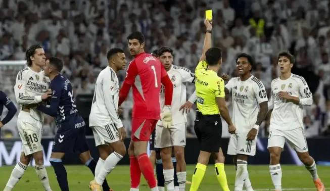 比赛紧张激烈，黄牌红牌不断出现(比赛中黄牌表示什么)