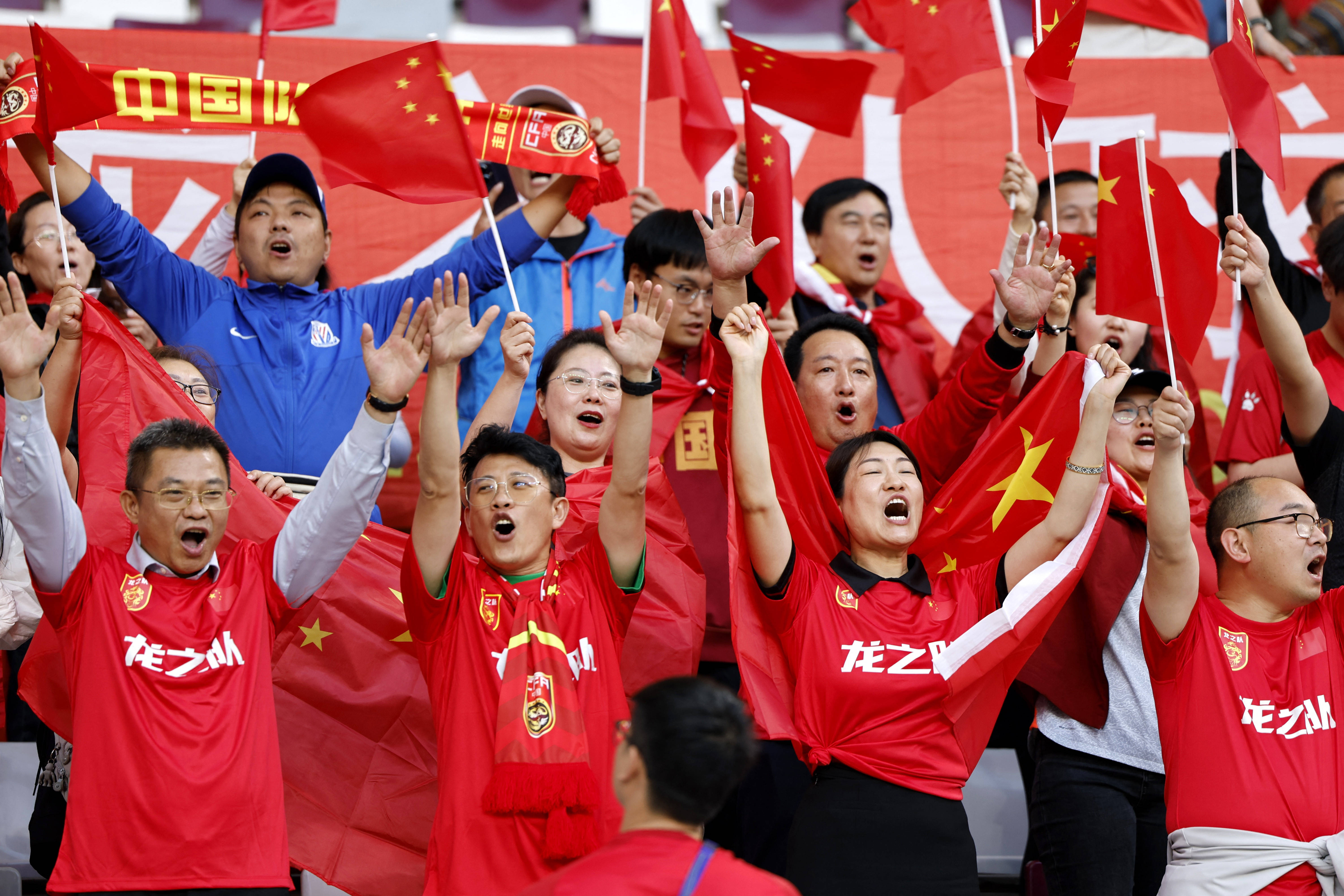 沙巴体育直播-足球场上球员拼搏奋斗，现场观众热情高涨